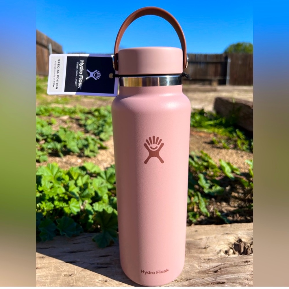 NWT Mocha HydroFlask with Brown strap 40oz